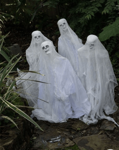 12 DIY Outdoor Halloween Decorations to Spook Up Your Yard